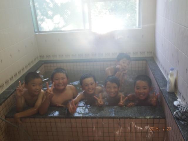 孤児院で、日本式の風呂に入っている子どもたち昭和館デジタルアーカイブ