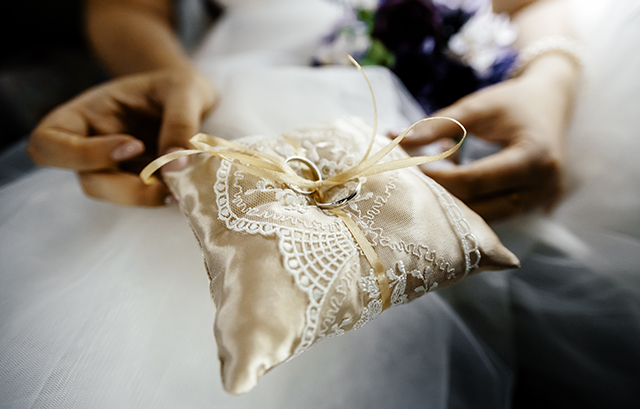 リングピローとは？結婚式以外の用途や準備方法、おしゃれなデザインのモノをご紹介