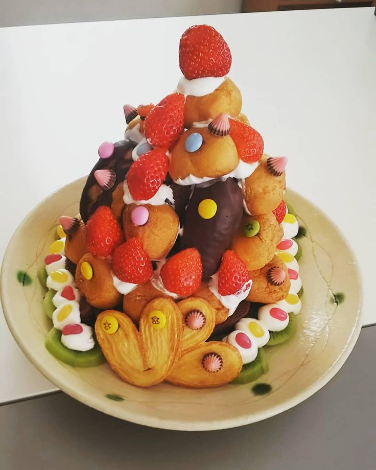 アンパンマンのドームケーキの作り方🎂 ・ 市販のスポンジで簡単に🎂✨ 生クリームの量は目安なのでお好みで調整してください❣️マカロンはシャトレーゼに売ってるフランボワーズを使いました💕 ・ 中に入れるフルーツはお好きなフルーツで🍓🍌 表面のチョコ生クリーム