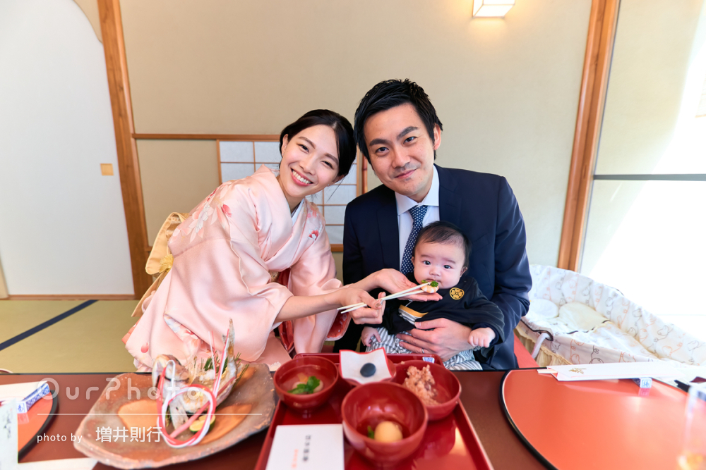 一歳のお誕生日やハーフバースデー記念の服装は、ドレスやタキシードも良いですが、タカツ写真館では普段着での撮影をおすすめしています。カジュアルに撮る家族写真にはフォーマルな写真では出しにくい季節感や、その時代の空気感を写せるように思います。もうすぐ衣替え