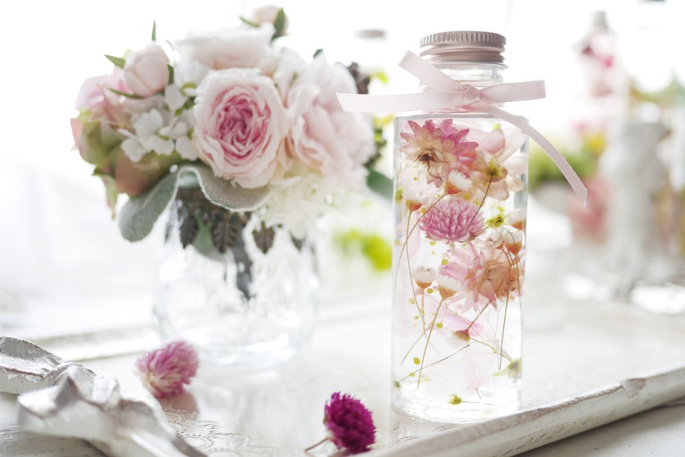 夏婚装花水の透明感を活かして涼し気に。テーブル装花アレンジ実例ARCH DAYS