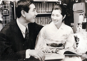 八戸で写真家・星野裕介さんの個展 亡き妻の姿、フィルム写真で残す - 八戸経済新聞