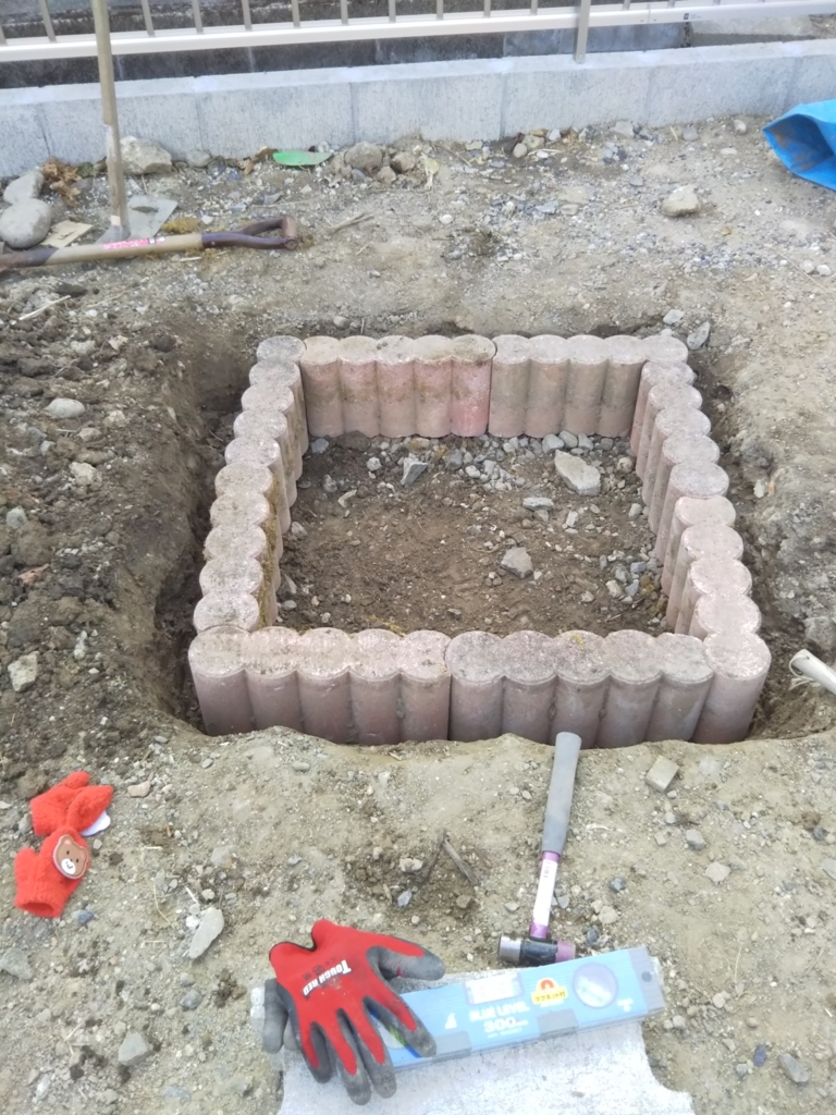 リモコンで操作！？ ボタンを押すたびに、 お庭のアソビ場が少しずつ完成 ！ ・砂場 → お庭が夢中になれる遊び場に♪ ・秘密基地 →おこもり空間が出現！ ・ハンモック → ゆらゆらリラックススペース 本当はDIYでも簡単に作れるから、 お庭のアソビ場づくり、 あなたも