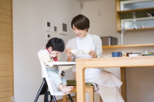 手を繋ぐ親子の写真素材写真素材なら「写真AC」無料 フリー ダウンロードOK