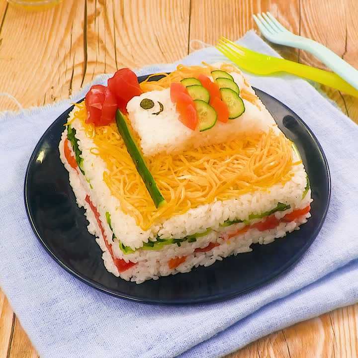 子供のお祝い事に使える簡単ちらし寿司, なまものは一切使ってないから幼児でも食べれる☺️, ✔︎お米2合, ✔︎鶏もも肉300g,✔︎かまぼこ1 2, ✔︎だし巻き玉子 4個焼いて半分使用 , ✔︎きゅうり1 2本, ✔︎人参1 3本, ✔︎刻みのり適量, ✔︎かにかま4本,①だし巻き玉子を作る, ②鶏そぼろを酒、みりん、醤油、砂糖で甘辛く味付ける,