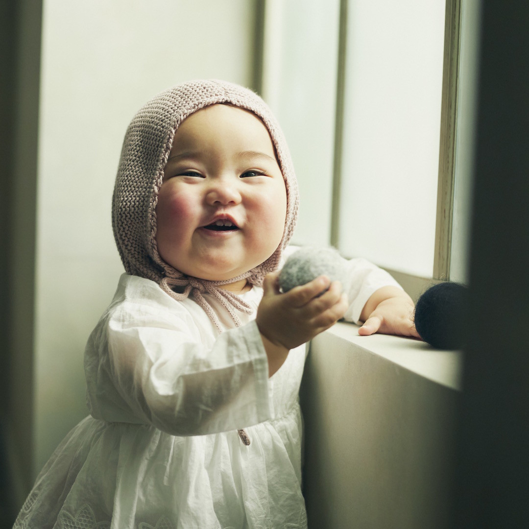 もちもちほっぺが可愛い女の子の赤ちゃんの写真・画像素材-Snapmart スナップマート