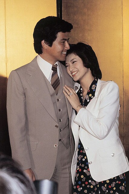 婚前旅行？山口百恵と三浦友和がハワイでグリコのコマーシャル撮影に