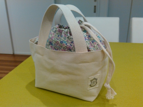 おむつポーチ作り方、お着替え入れ、ポケット3箇所、ダイソー生地・両開きロングファスナーを使って