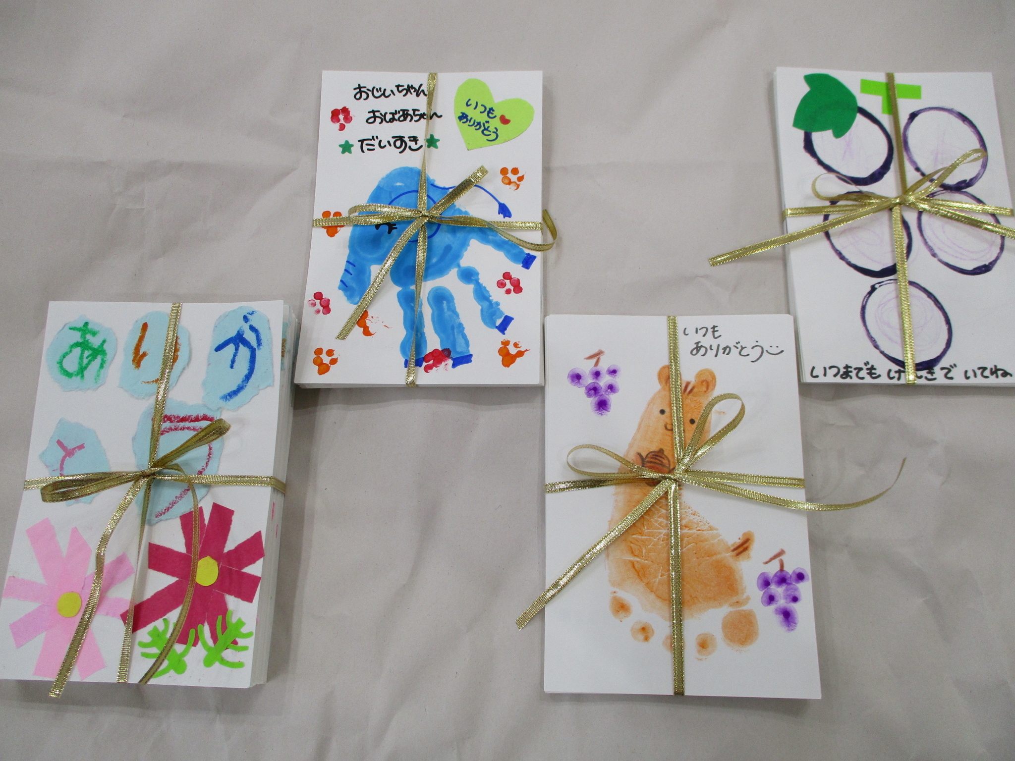 敬老の日のハガキ製作」のアイデア 12 件敬老の日 手作り プレゼント, 手形足形アート, 敬老の日 手作り