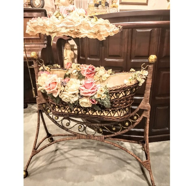 ちゃん付けで呼ばれると微かに動くわたしの胸の大きなゆりかご ______9月18日 金 に、短歌詩集『満ちる腕』を発売します。昨年秋から今年にかけて書いた短歌と詩と散文を収録。最高なブックデザインは、前作と同じ脇田あすかちゃん @wakidaasuka。 詳細&予約は