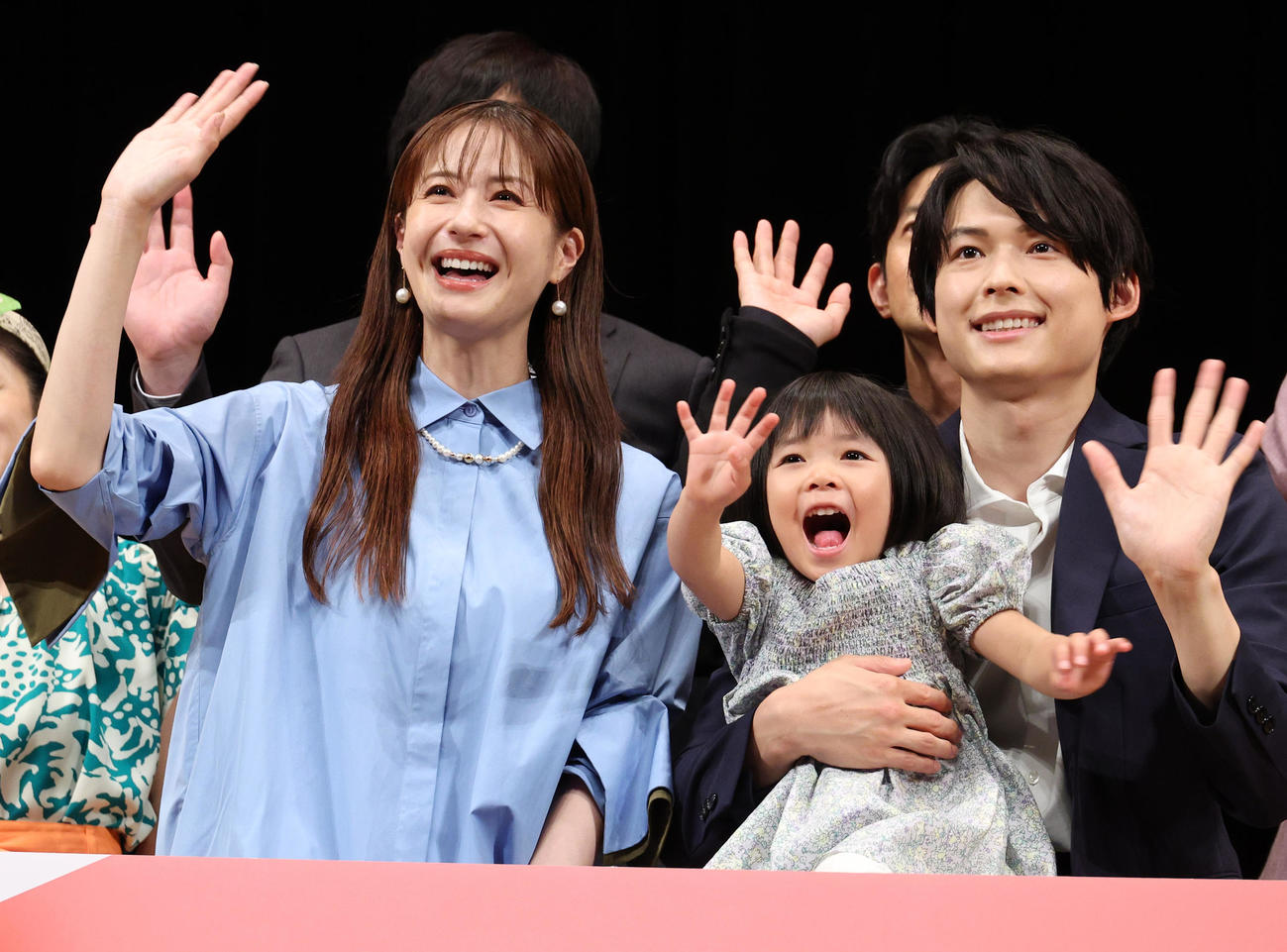 松村北斗「撮影後も『パパ抱っこ～』とか言ってくれたり楽しい」子役の倉田瑛茉ちゃんにメロメロ - ドラマ : 日刊スポーツ