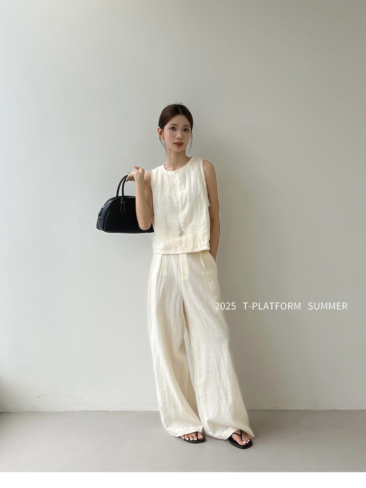 青木裕子さんの お出かけ黒コーデ4選 ママ友ランチは“ちょい甘め”が鉄板！VERY