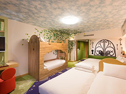 アンバサダーのジュニアファミリールーム～階段とベランダのある部屋～ : Little Women ディズニーへ行く