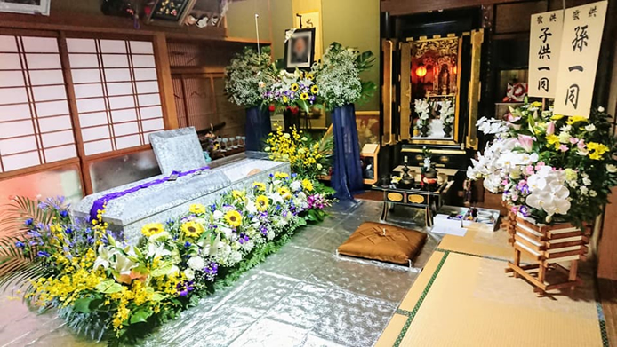 ご自宅への生花祭壇 白いバラ のご手配をさせていただきました。 – デザイナーズ生花祭壇専門店 FUNERAL FLOWER TOKYO