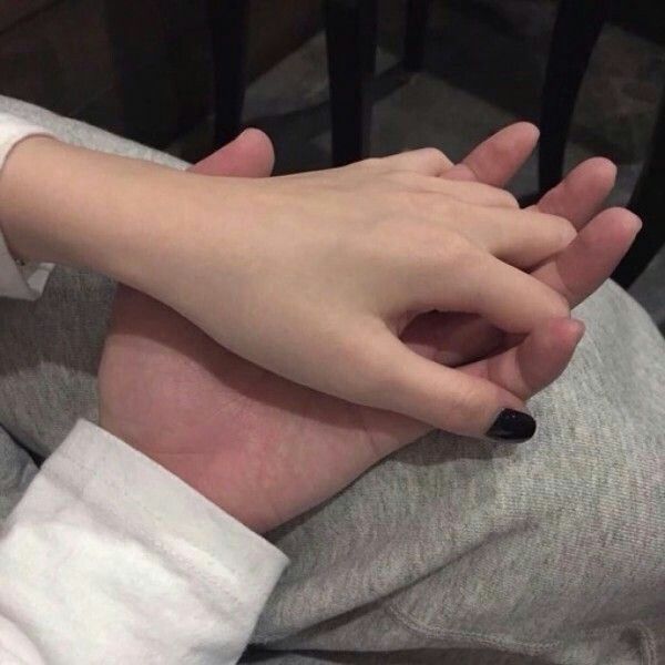 海辺で手をつなぐカップルの後ろ姿 11017048037 の写真・イラスト素材アマナイメージズ