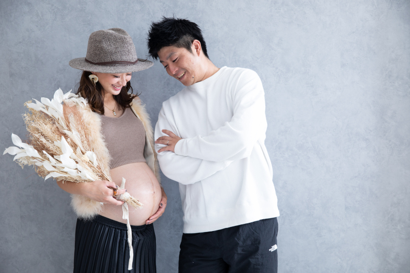 お花畑で残すマタニティフォト、いつの季節も人気です🤰🌷 ㅤㅤㅤ この景色を来年は一緒に見に来られますように👶🏻🌼💞 ㅤㅤㅤ୨୧ ୨୧ ㅤㅤㅤ 出張撮影Lovegraphのマタニティフォト✩︎⡱ ㅤㅤㅤ ❁︎ライトプラン 東京など一部のスポット限定9,800円 税込