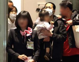 上戸彩の子供は２人でダウン症でない！子育て方法がセレブすぎ！子供の名前や幼稚園など調査！ロジャー砲恥新聞
