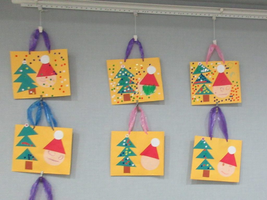 クリスマス製作 ビニール袋と花紙で簡単！小さい子にもおすすめな、ふんわりサンタの作り方ほいくびより