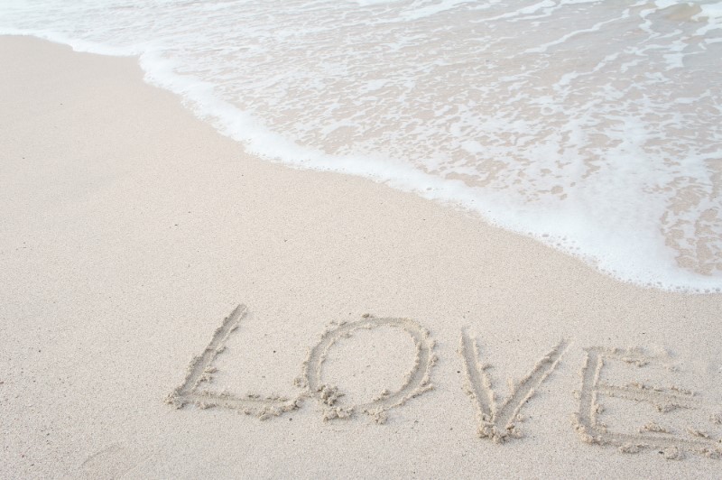 照れ＆焦りで結局ピースな二人へ。次のデートで挑戦したいカップルフォトのポーズ図鑑MERY