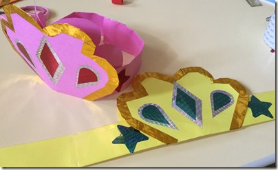 アルバム大賞作品のお誕生日ページにならう！みんなで王冠作り卒園アルバム.com株式会社夢ふぉと