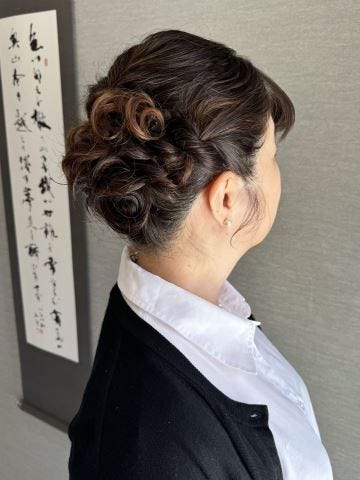 上品で控えめな50代アップの結婚式の髪型