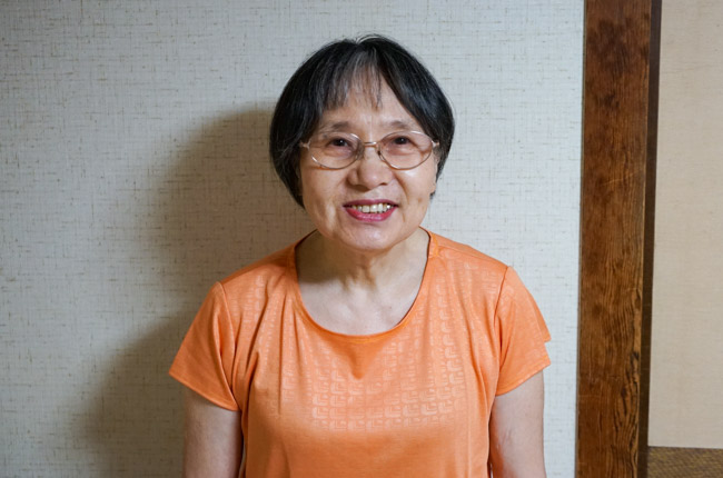 フリー写真笑顔で赤ちゃんを抱くお母さんでアハ体験GAHAG著作権フリー写真・イラスト素材集 - GAHAG著作権フリー写真・ イラスト素材集