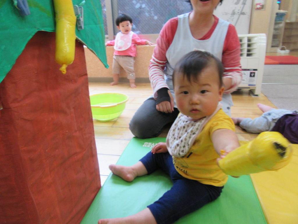 @haruharo_made ←他の投稿も見てね！, \運動会製作 , シャカシャカ、キラキラかわいい！, 運動会の応援旗🚩,応援もワクワクまちがいなし！！, ストローに両面テープを貼って固定して、OP P袋に貼り付けて封を閉じているよ！,クラスカラーやクラスの名前のイラストなどにしてもかわいい🩷,アレンジ , ★手形にしてもかわいいよ♡,☺︎ーーーーーーー☺︎ーーーーーーー☺︎,