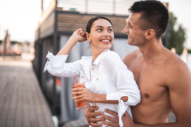 体をくっつけてくる男性心理を解説！足や腕・肩など触れて