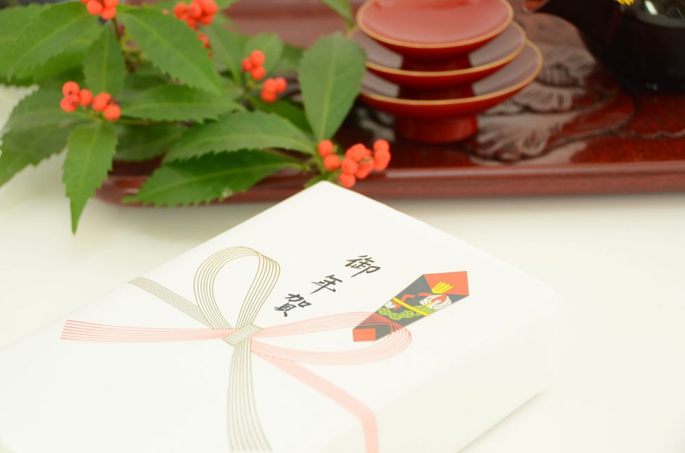 実家の親に贈るお年賀ギフトは結局お菓子かお酒がおすすめ