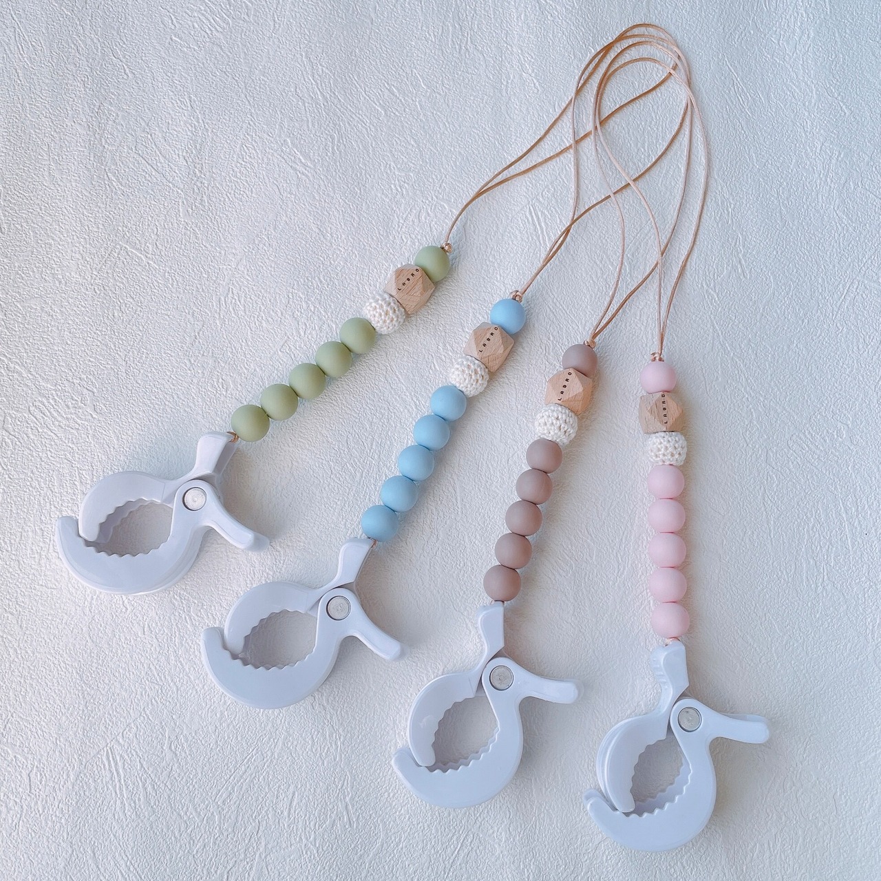 楽天市場 名入れ刻印 ウッドビーズのシューズクリップ かぎ編みビーズ ウッドビーズ 木製 プレゼント ギフト 出産祝い 記念 名前入り ベビーカーベビーカークリップ ママ シューズホルダー シューズピンチ ブランケットクリップ ベビーカークリップ ベビーカーフック