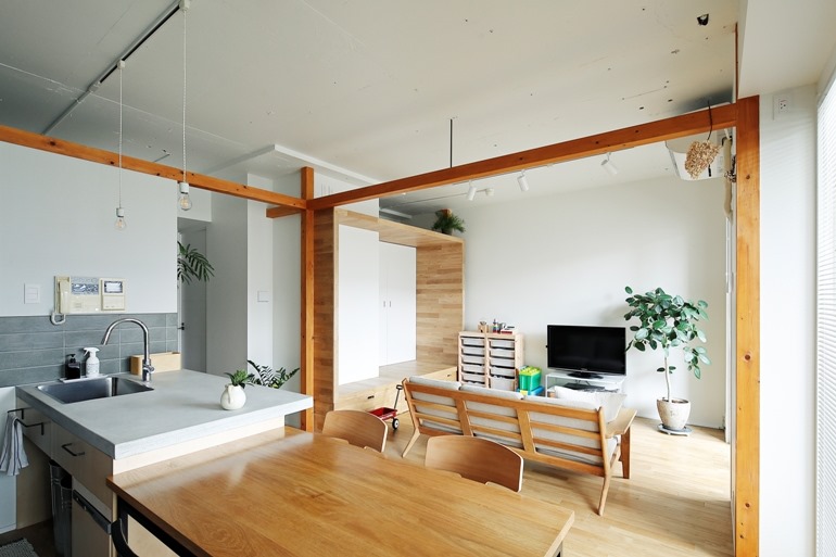 飾り方ひとつで変わる？「家族写真」をおしゃれに見せるインテリア - 北欧、暮らしの道具店