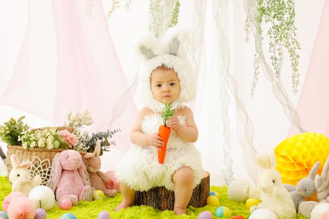 ピンクのイースターバニーの耳を身に着けているかわいい愛らしいアジアの赤ちゃん。色付きのイースターエッグでベッドに横たわっている幼児。伝統的なキリスト教の祝日を祝うおかしな子供。Webサイトのバナー ヘッダー。の写真 – Unsplashの肖像の画像