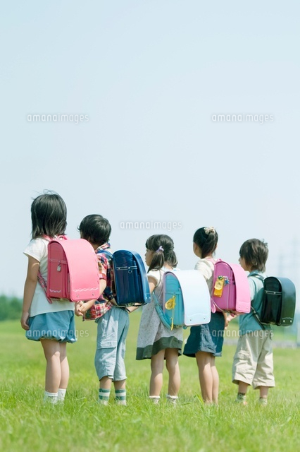 ランドセルを背負った小学生の女の子の後ろ姿 10250003912 の写真・イラスト素材アマナイメージズ