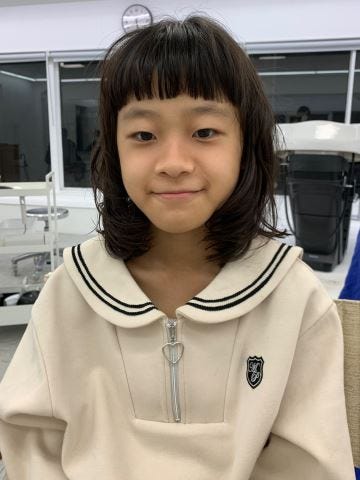 オン眉のキス顔であざとさを見せる２歳児の女の子の写真・画像素材-Snapmart スナップマート