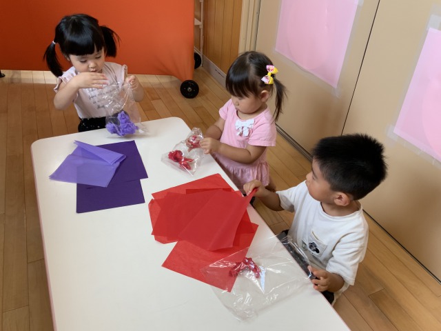 こんばんは🌝 わたこ先生です☆ . 本日は、未満児向け☆秋の製作🍁 トトロの秋さんぽ🍁をご紹介します🙆‍♀️♥︎ . 0.1.2歳児に分けて製作内容を載せています✍️0歳児さんは ▶︎6か月未満児 ▶︎6か月以上児 で製作内容を少し変えてます☆ ここからまた月齢や発達に