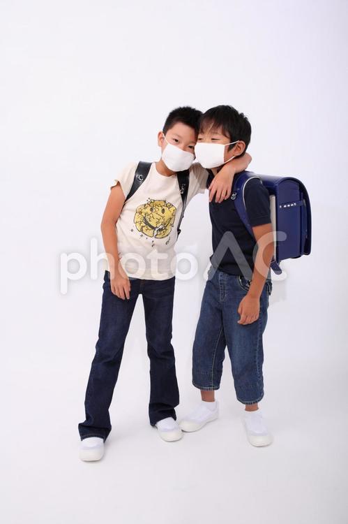 小学生と柴犬のかわいいハグ