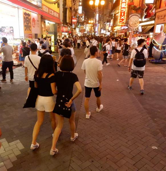 腕を組んで歩くカップルの写真素材24004445- イメージマート