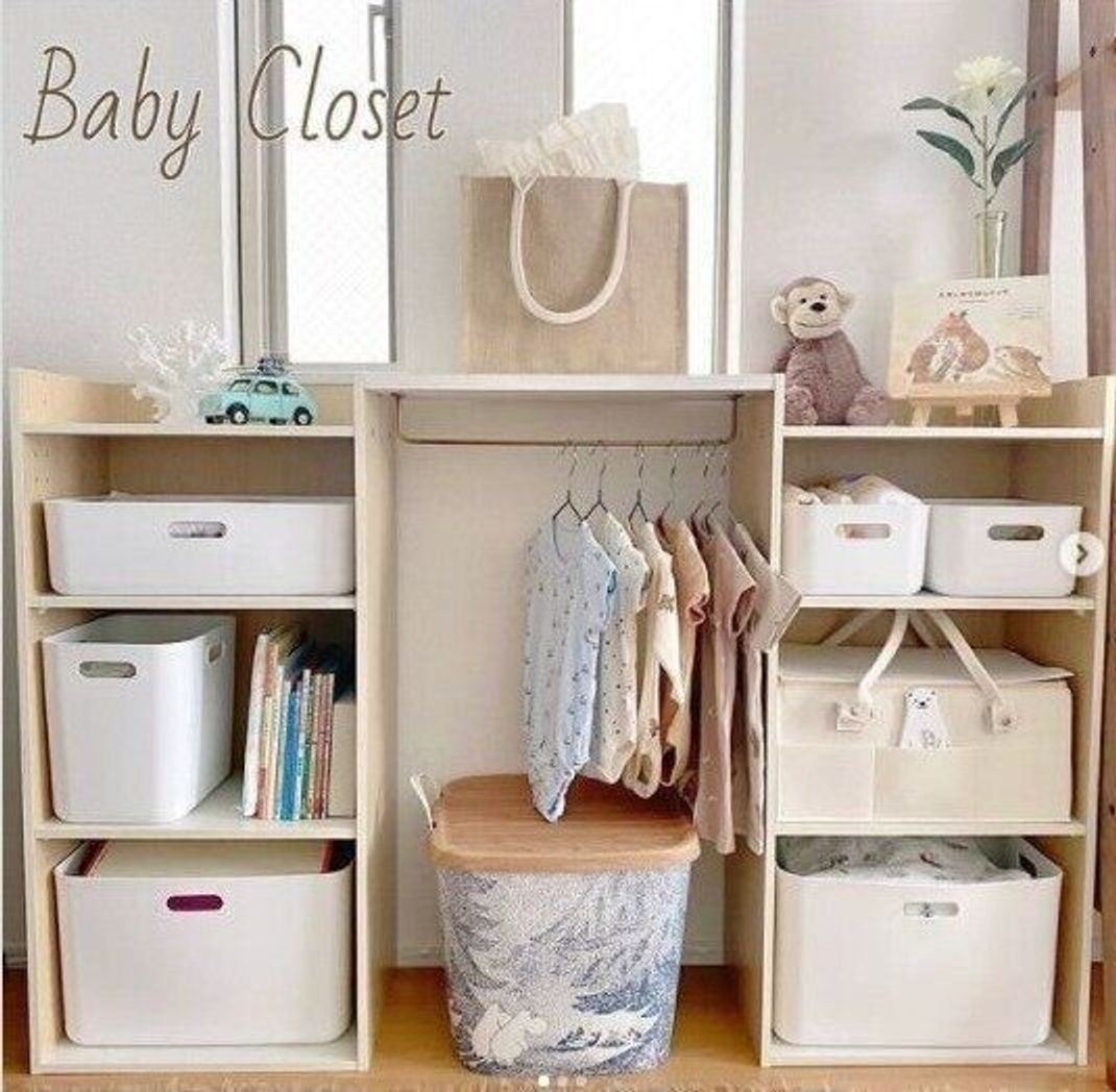 room_mmm2021 築古賃貸子育て 子ども服収納を見直しました！ 前はリビングのベビースペースに置いてあったんだけど、保育園も始まるし、いずれ息子が自分で支度できるエリアを と先を見据えて場所チェンジ！この無印良品のスチールユニットシェルフが使いやすくてとても
