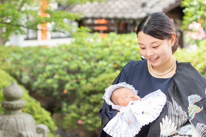 お宮参りの服装│人気色のセレモニー服が欲しい！ママ用のおすすめランキングキテミヨ-kitemiyo- 卒業式 スーツ 母 体型カバー スーツレディース ワンピース 大きいサイズ ママ セットアップ 産後 ブラックフォーマル レディース 入学式 ベージュ スーツ ブル