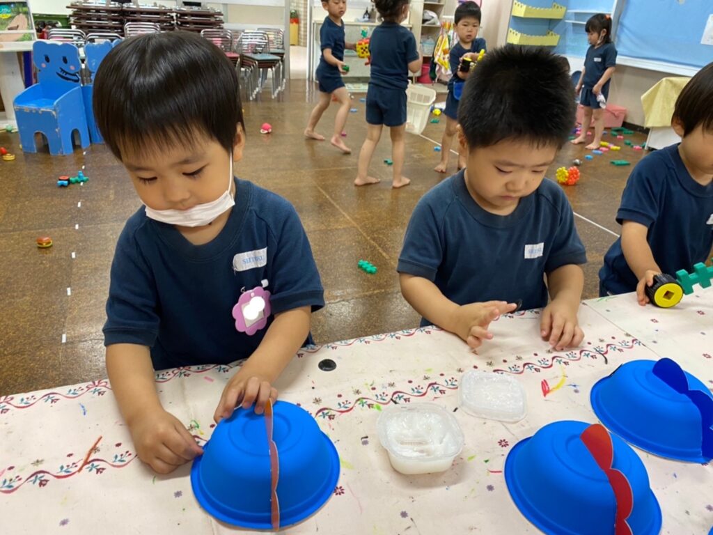 カラー帽子デコ 保育園の帽子をトーマスにアレンジ！ - 明日何する