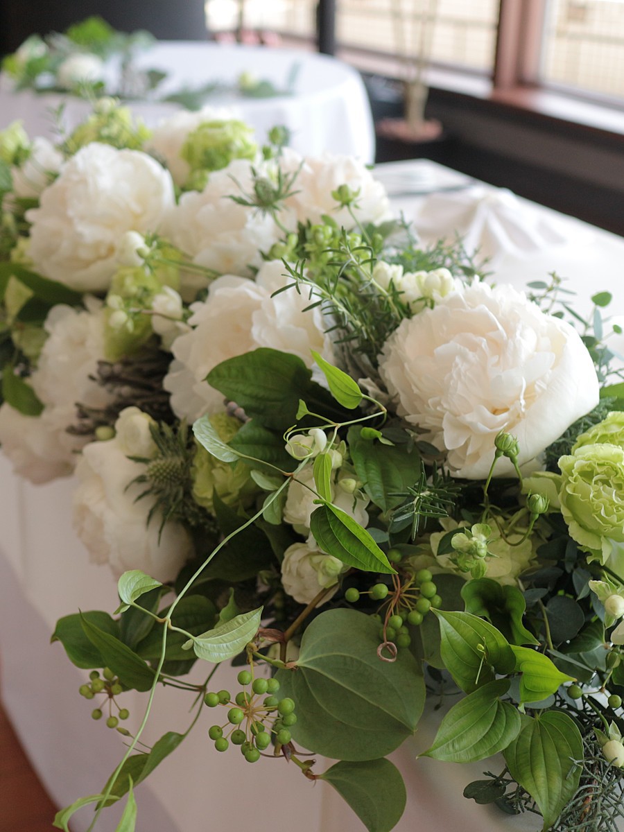 秋の結婚式に♡くすみカラーがおしゃれな装花10選 今週のスタスナ omotte magazine fromANNIVERSAIRE記念日にまつわるマガジン