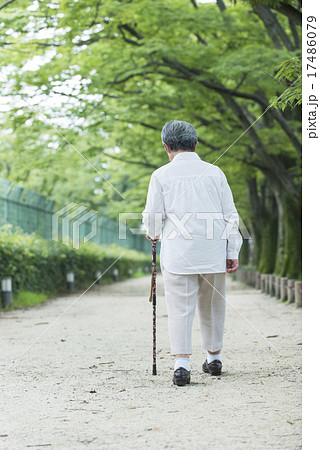 人物 男性 後ろ姿 おじいちゃんの写真素材 - PIXTA