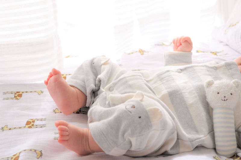 リビングでお昼寝する赤ちゃん 11038005376 の写真・イラスト素材アマナイメージズ