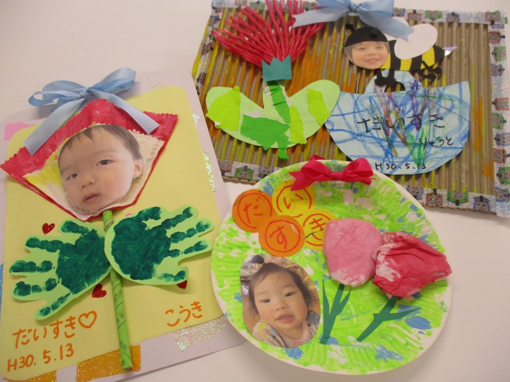 こんばんは🌝 わたこ先生です☆ . 本日は1・2歳児向け☆卒園プレゼント作りのご紹介🌷 ありがとうのお花メダル作ります🙆‍♀️🌸 .1歳児製作内容▶︎顔パーツを貼る .2歳児製作内容▶︎花びらを貼る ▶︎顔パーツを貼る . ※卒園のプレゼント製作ということで