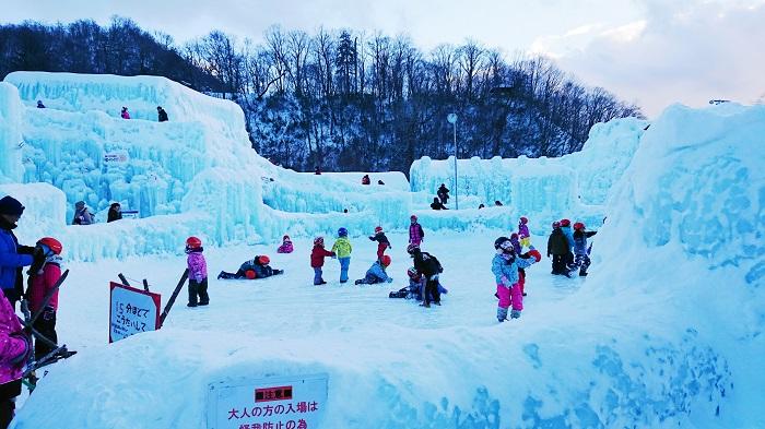 子供・芝生・冬 写真素材5562596- フォトライブラリ
