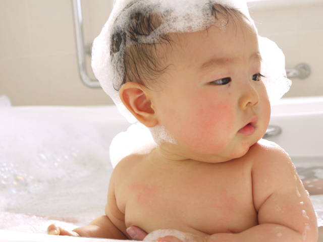 ベビーバス、折り畳み 赤ちゃん お風呂 温度検知付き、子供用風呂 ブ ベビー 浴槽 滑り止め設計錦ポータブルシャワーベイスンクッションパッド付き新生児 幼 Thinkmax ベビーバス 折りたたみ 湯温計付 滑り止め バスネットセット付き 簡易収納 赤ちゃん お風呂 浴槽