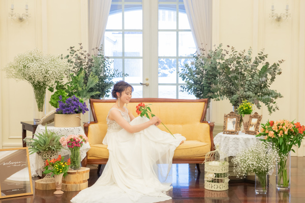 おしゃれな高砂ソファ♡結婚式人気コーディネート10選 今週のスタスナ omotte magazine fromANNIVERSAIRE記念日にまつわるマガジン