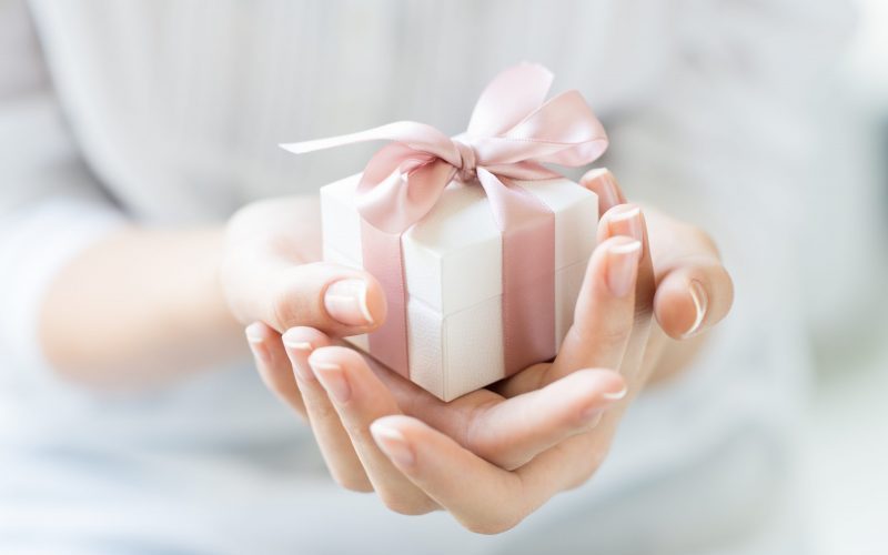 付き合って半年記念日のプレゼントは「あり」「なし」どっち？「彼女から彼氏に贈りたいもの」トップ10Oggi.jp