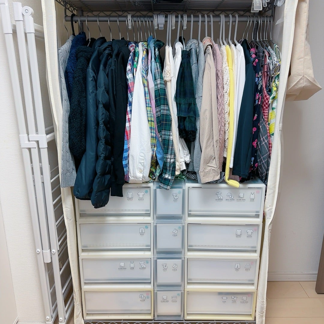 増える子ども服と寝具の収納。洋服は袋に入る分だけ持つと決めている。クローゼットに可動棚をDIYしてからは、かさばる衣装ケースや床置きの家具を持たなくなった。置きたい物のサイズに合わせて高さ調整や取り外しが出来るから、幅広く使えて見た目もスッキリ。子ども