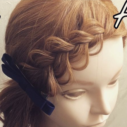 前髪長さ関係なし レパートリーが少なくても大丈夫♡ ┊ 簡単3wayヘアアレンジ┊ ダイソーの1番輪っかの小さな シリコンゴムを使ってます。成功Point※前髪を2つに分けてねじるとき 2つに分けた束の後ろの髪を 前に持ってくるのではなくスタートは